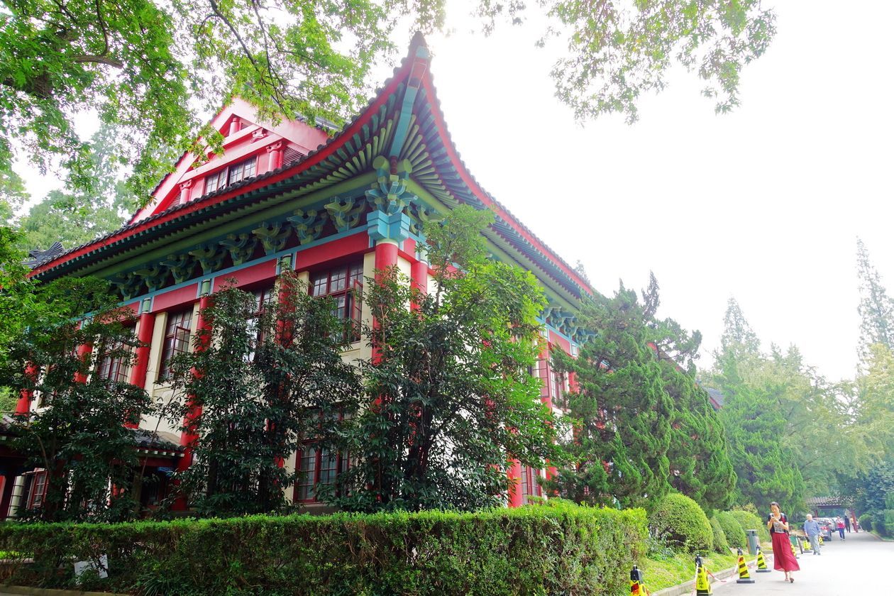 华东师范大学和南京师范大学都是985吗?哪所学校更好?