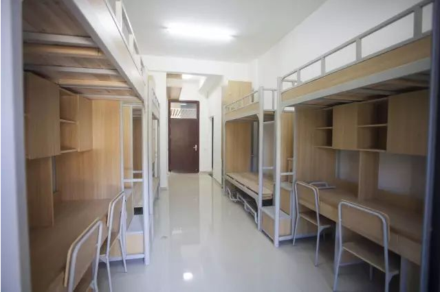 温州大学瓯江学院宿舍分为两种标准,一个是四人间一