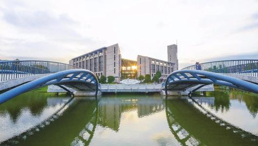 ���ݴ�ѧ�о���Ժ�ÿ�������߶��٣�У԰������ξ���λ������