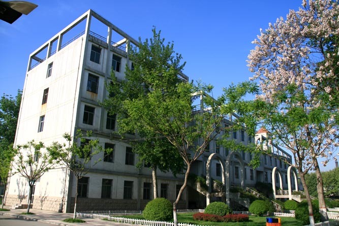 西安欧亚学院是民办还是公办?是几本?是贵族学校吗?学费贵吗?
