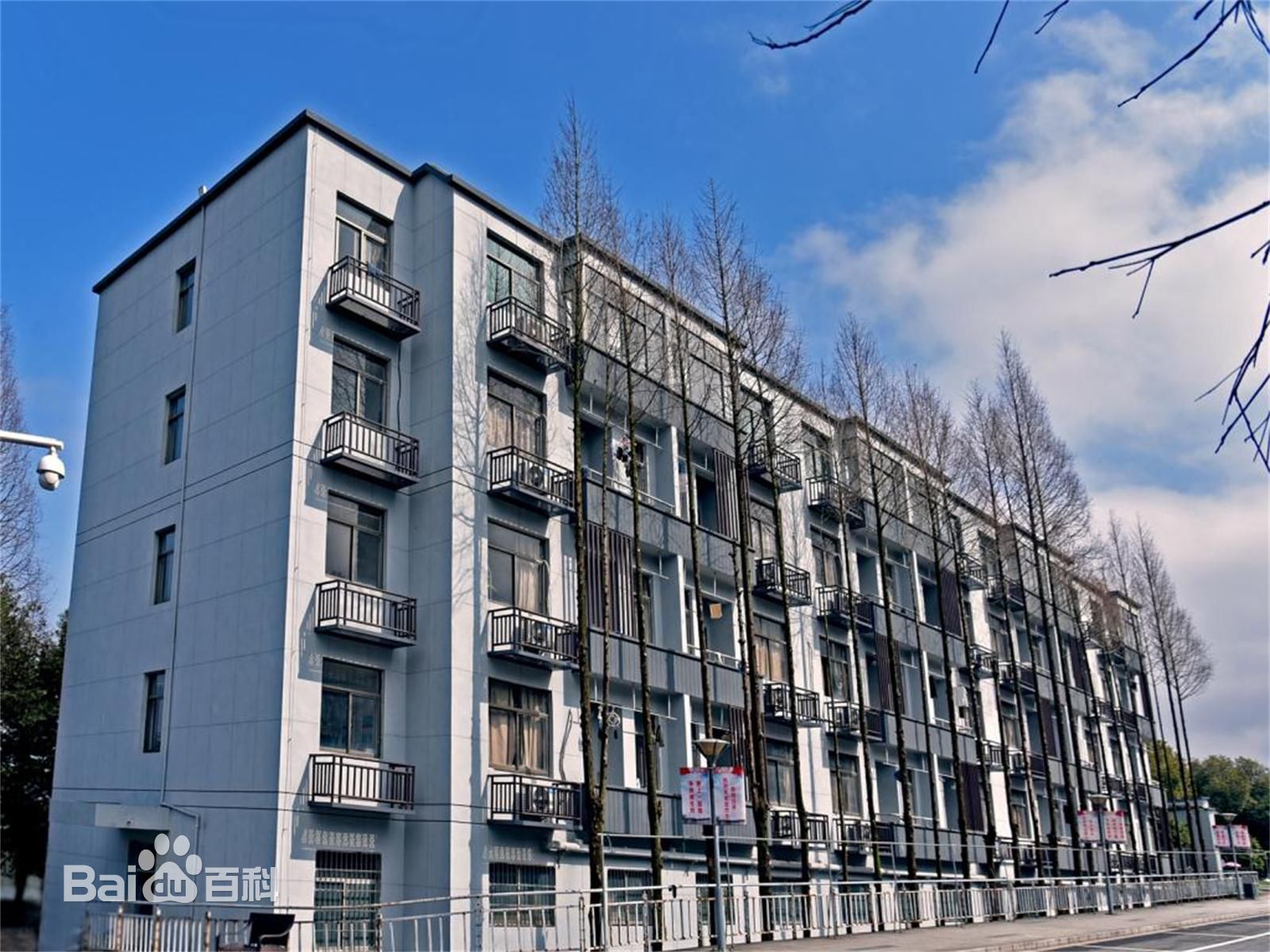 义乌工商职业技术学院地址在哪分数线多少?规模有多大寝室如何?