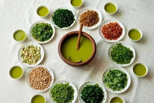 揭阳的客家人素有煮擂茶的习俗,分为"净茶","菜茶","饭茶","米骨茶"_易速网 原标题:从深圳坐车去揭阳仅需4个小时,美食美景通通在那等着你! 距深圳三百多公里, 有这样一个地方, 它素有海滨邹鲁、国画之乡、 水果之乡著名侨乡之美誉。 它就是位于广东东南部的揭阳! 来到揭阳, 当然是玩玩玩啦! 玩 榕城 是省级历史文化名城,名胜古迹甚多,主要有:学宫(孔庙)、进贤门、禁城、双峰寺、城隍庙、关帝庙等宋、元、明、清的文物古迹。境内紫峰山是揭阳四大名山之一。 鲜花盛开的园林、各式健身器材的小广场、种满莲藕的小池塘、以及正在休闲运动娱乐的人们这一幅美丽和谐的画面,